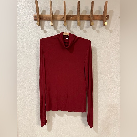 Fabletics Jess Long-Sleeve Turtleneck Top‎ - Picture 2 of 6